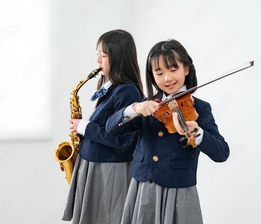 サックスとヴァイオリンを持つ生徒