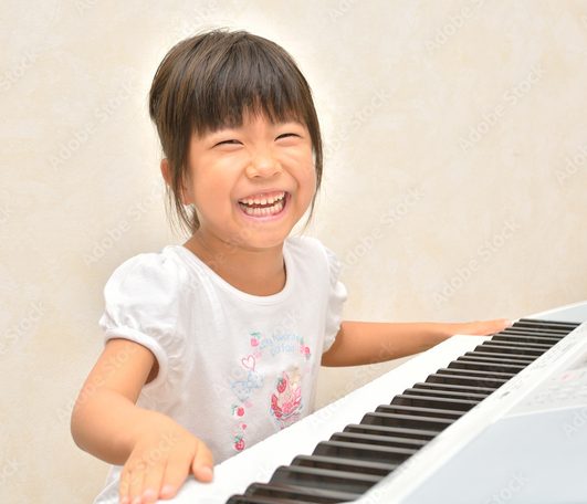 ピアノを弾く子ども