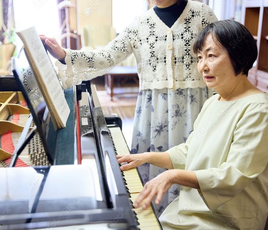 ピアノのレッスンを受ける女性