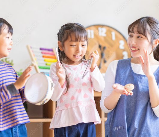 タンバリンで音楽を楽しむ子ども