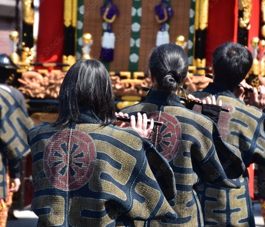 祭りで太鼓を演奏する様子